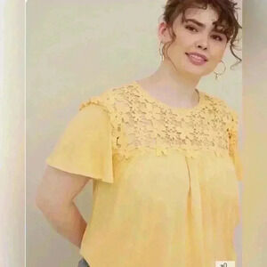 Torrid Crinkle Gauze Daisy Crochet Trim Top Size 2